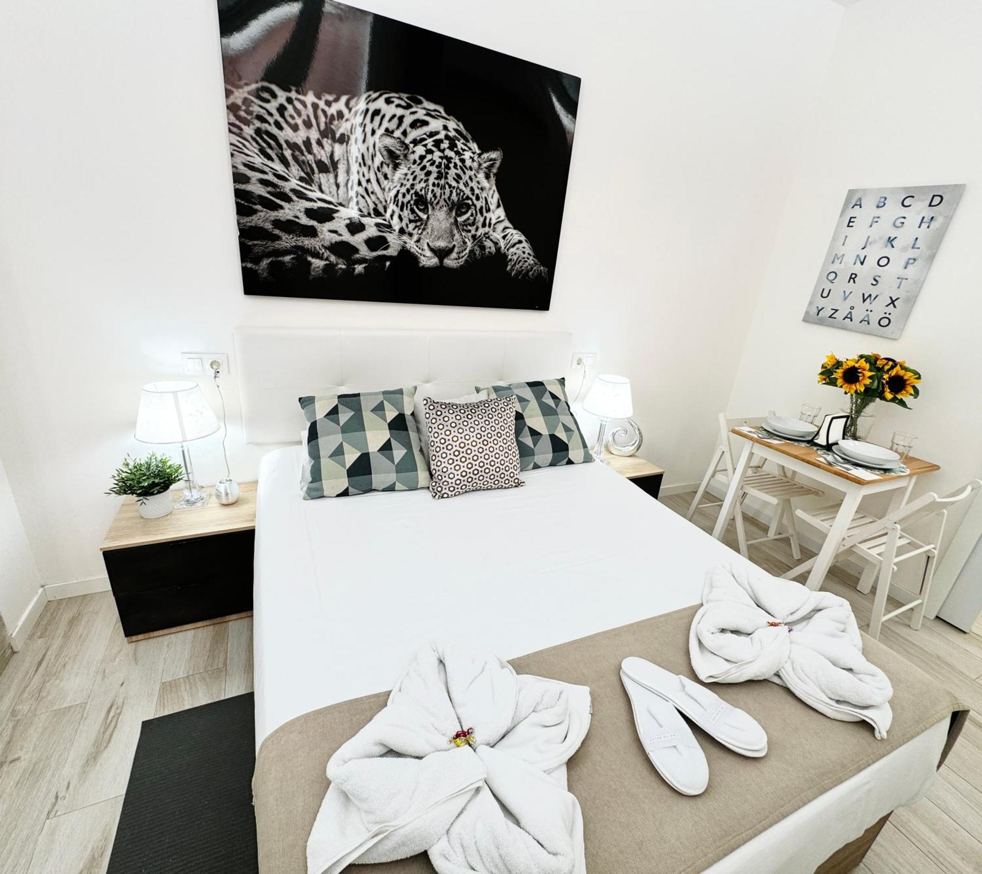 Cinco Torres Suites Madrid Exterior photo