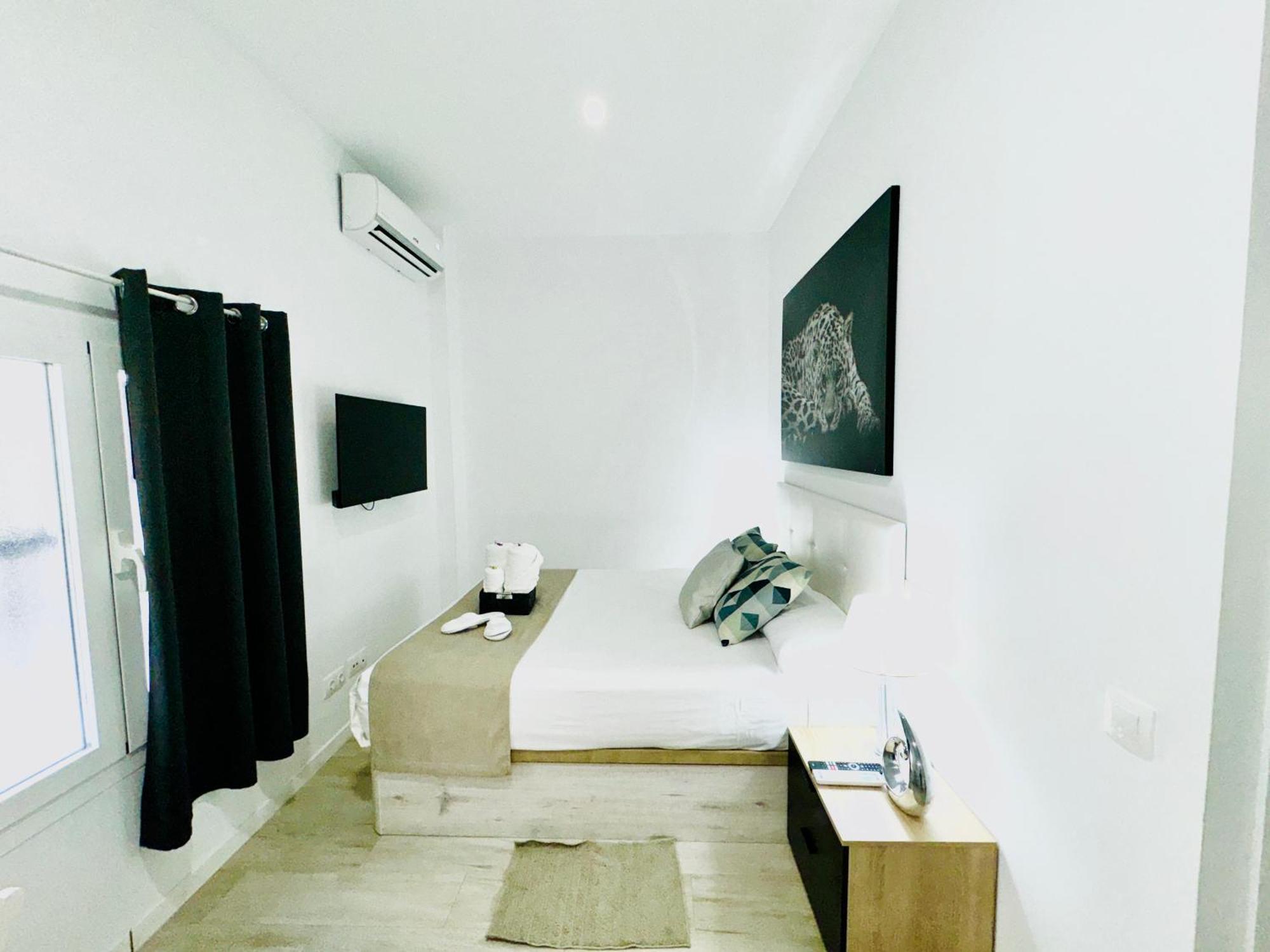 Cinco Torres Suites Madrid Exterior photo